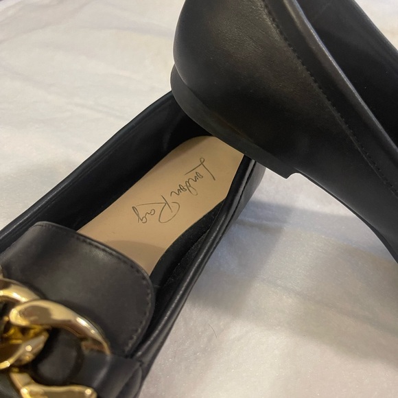 Luxurious Black Loafers with Gold Chain Detail - Picture 3 of 3